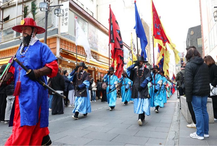 Royal patrols of Joseon Dynasty walk in downtown Seoul
