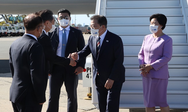 President Moon arrives in NY on first leg of US trip