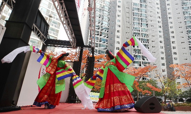 [Korea in photos] Pop-up traditional dance at apartment complex