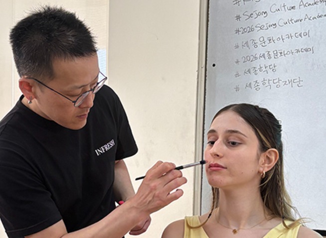 Beauty-makeup expert hosts personal color seminar in Turkiye