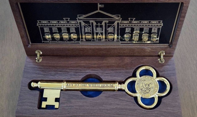 President Lee receives 'key to White House' as gift from Trump