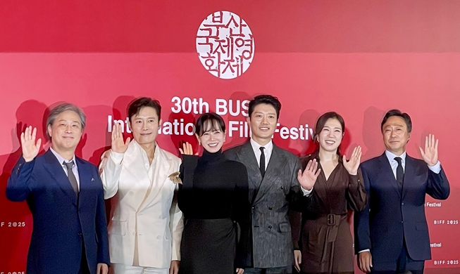 [At BIFF] ① Director Park CW 'joyous' over his festival-opening film