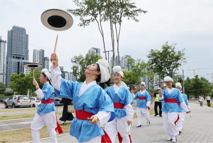 Youth display of traditional performing arts