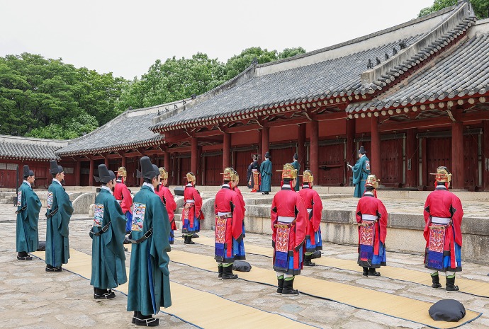 Modern reinterpretation of royal ritual
