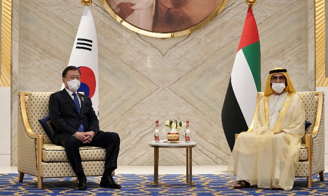 President Moon talks to UAE PM, signs KRW 4.18T weapons deal