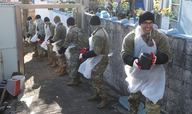 US soldiers in Korea volunteer to deliver coal briquettes to needy