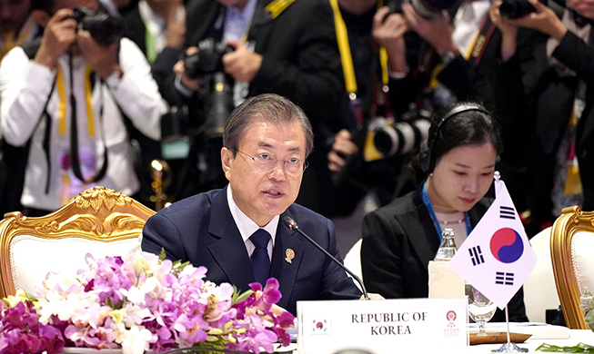 President Moon urges global economy to return to expansionary policy