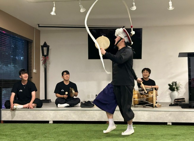 Workshop in Mexico teaches traditional Korean percussion art