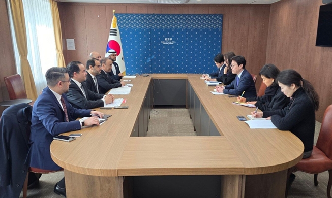 Talk with diplomats from 6 Gulf states covers Mideast tension