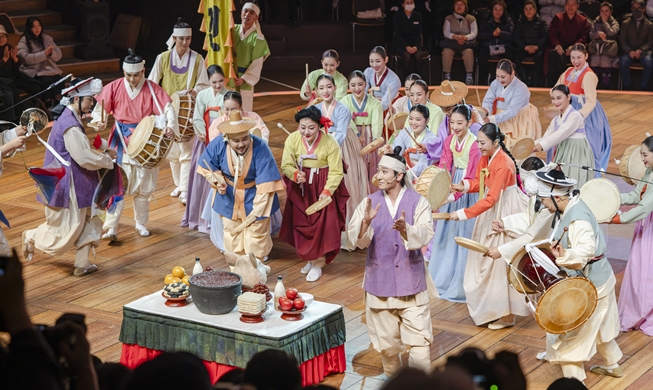 Show presents traditional theater with modern elements