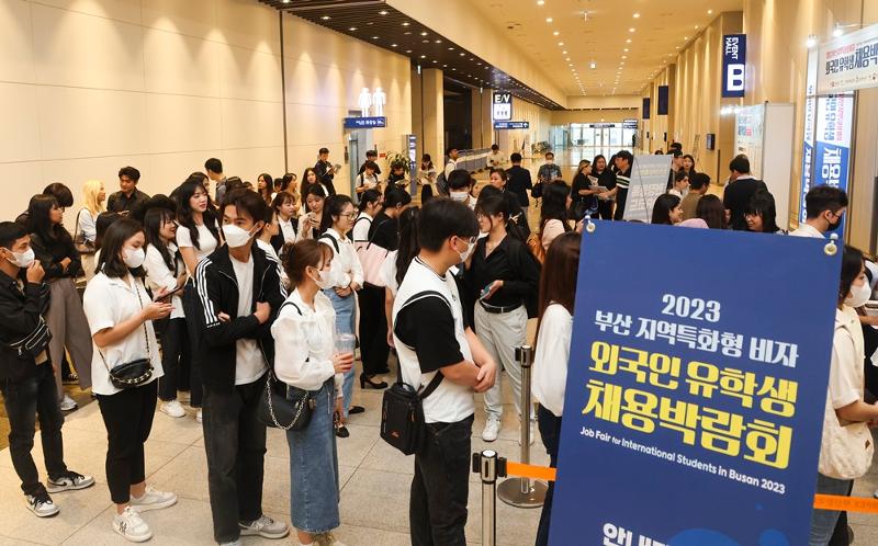  International students in July last year wait to enter a job fair for foreign students at the Busan Port International Exhibition and Convention Center, aka BPEX, in Busan's Dong-gu District. (Yonhap News)