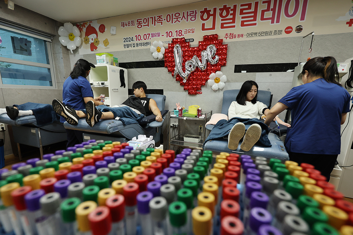 Students on Oct. 7 do their part at the 48th blood donation relay of Dong-Eui University's Blood Donation House in Busan's Busanjin-gu District. 