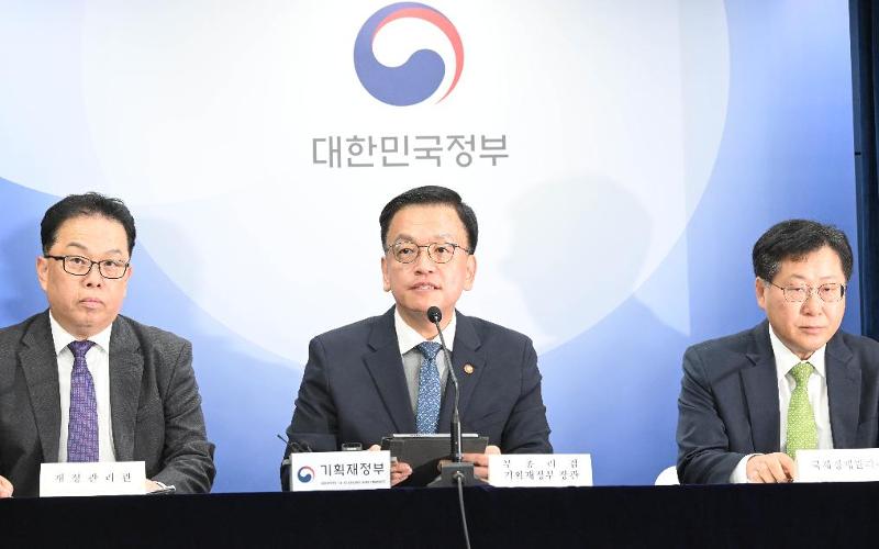 Deputy Prime Minister and Minister of Economy and Finance Choi Sang Mok (center) on Oct. 9 at Government Complex-Seoul in the capital's Jongno-gu District announces the country's entry into the World Government Bond Index of the London-based Financial Times Stock Exchange Russell. (Ministry of Economy and Finance)