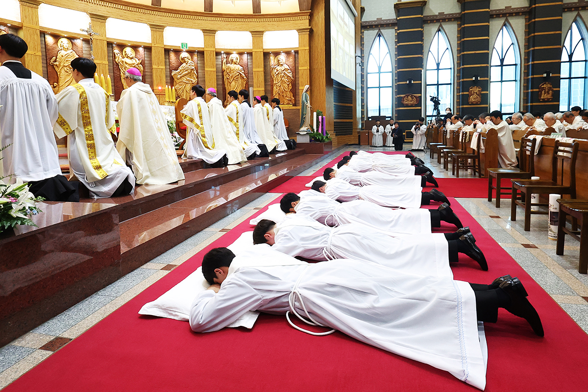 An ordination Mass for Catholic priests is held on the afternoon of Dec. 6 at Jeongjadong Cathedral of St. Joseph in Jangan-gu District of Suwon, Gyeonggi-do Province.