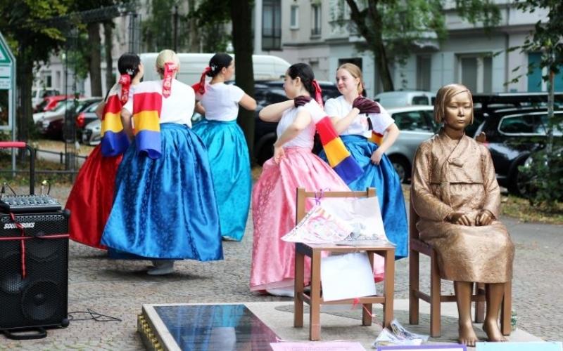 Performers of the Berlin Korean Dance Project on July 17 put on a show at the event 