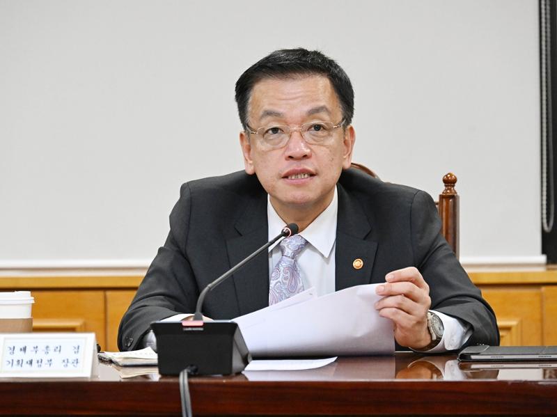 Deputy Prime Minister and Minister of Economy and Finance Choi Sang Mok on Dec. 9 chairs the Emergency Meeting on Macroeconomic and Financial Issues at the Korean Federation of Banks in Seoul's Jung-gu District. (Ministry of Economy and Finance)  