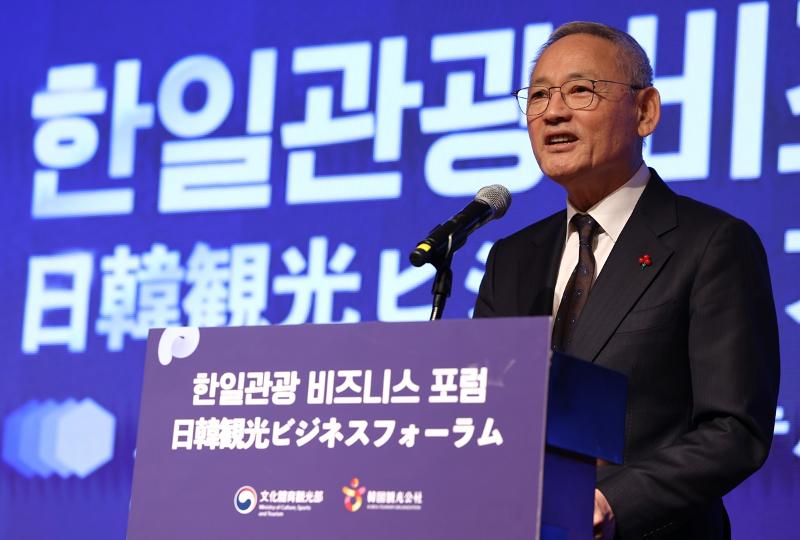 Minister of Culture, Sports and Tourism Yu In Chon on Nov. 9 tells the Korea-Japan Tourism Business Forum at the hotel Shilla Seoul in the capital that the country is 