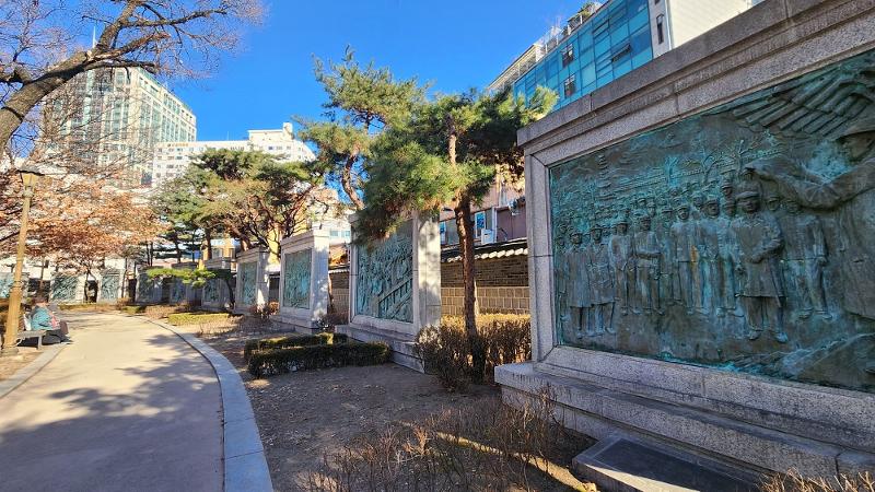 Tapgol Park has murals depicting pro-independence activity across the Korean Peninsula, including one at the park (right). (Lee Jihae)